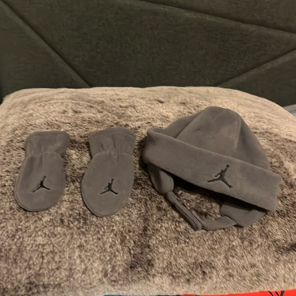 Infant hat & mittens